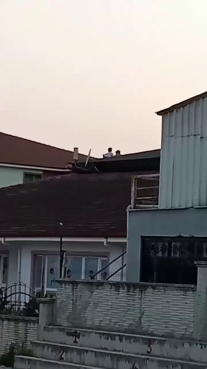 Çocukların tehlikeli oyunu: Önce yangın merdiveni sonra okul çatısı
