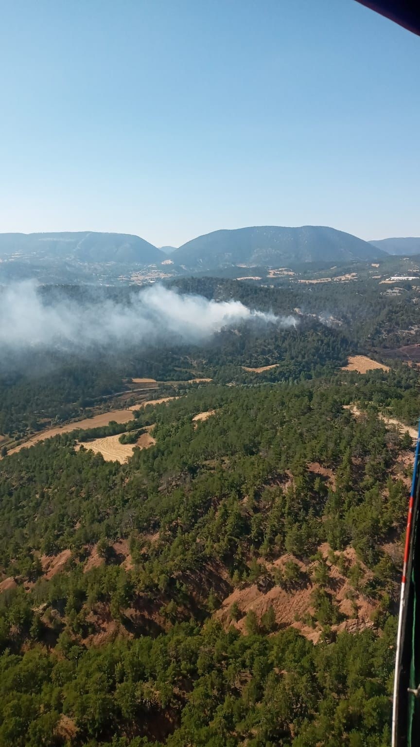 Bolu’daki orman yangınına helikopterler havadan müdahale ediyor
