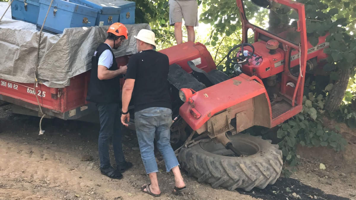 Sakarya'da kaza yapan arı kovanı yüklü traktörün sürücüsü yaralandı