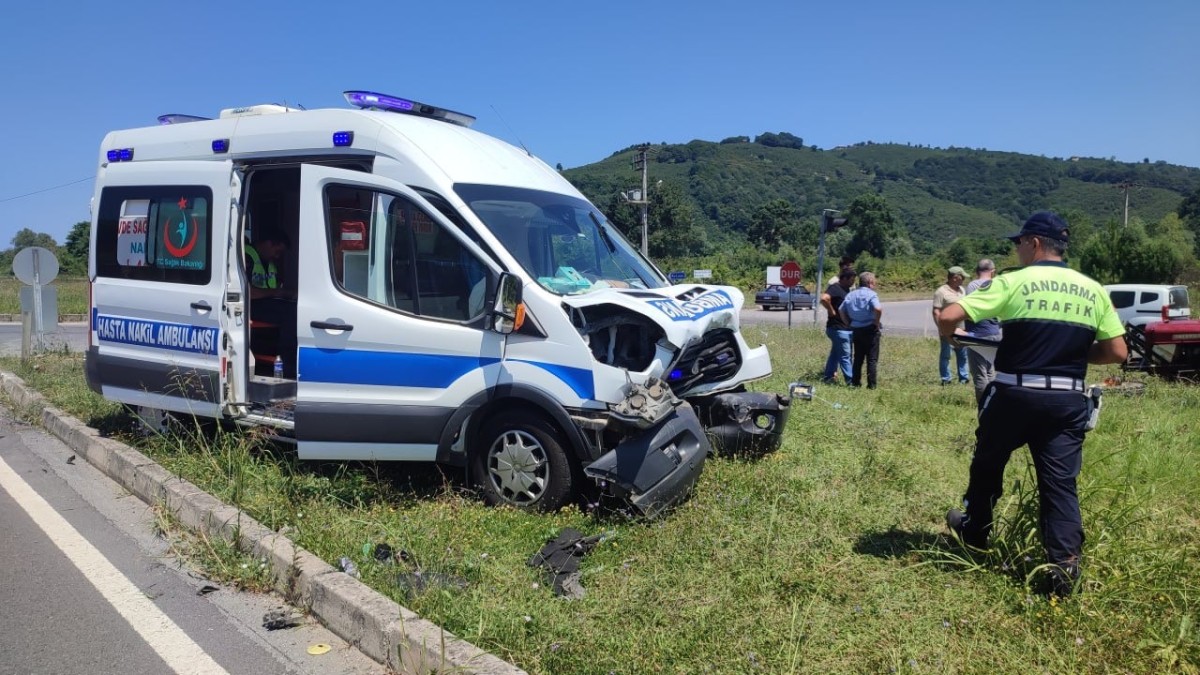 Ambulans traktöre çarptı: 1 Yaralı 