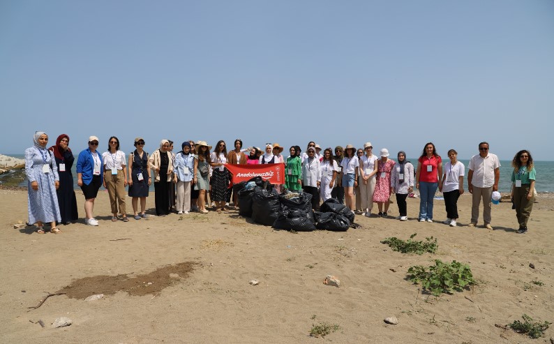 Tekirdağ'dan Sakarya'ya gelen öğrenciler sahili temizledi