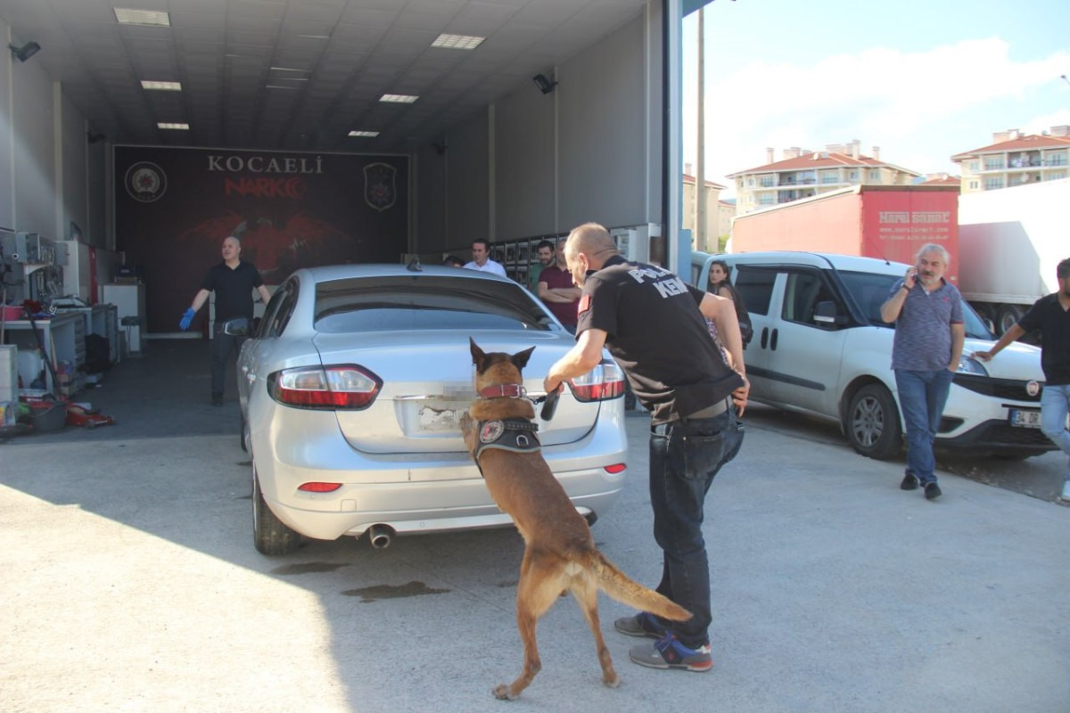 TEM'de polisi peşine takan otomobillerden 119 kilo uyuşturucu çıktı