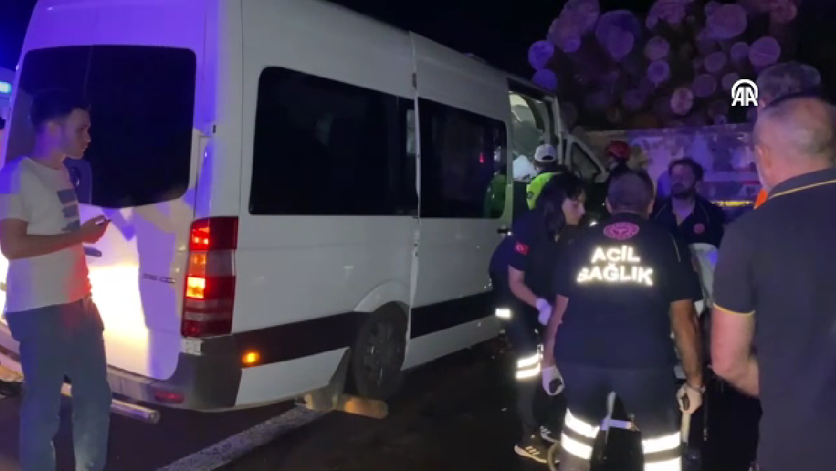 Anadolu Otoyolu'nda tıra çarpan minibüsteki 20 kişi yaralandı 1 kişi öldü