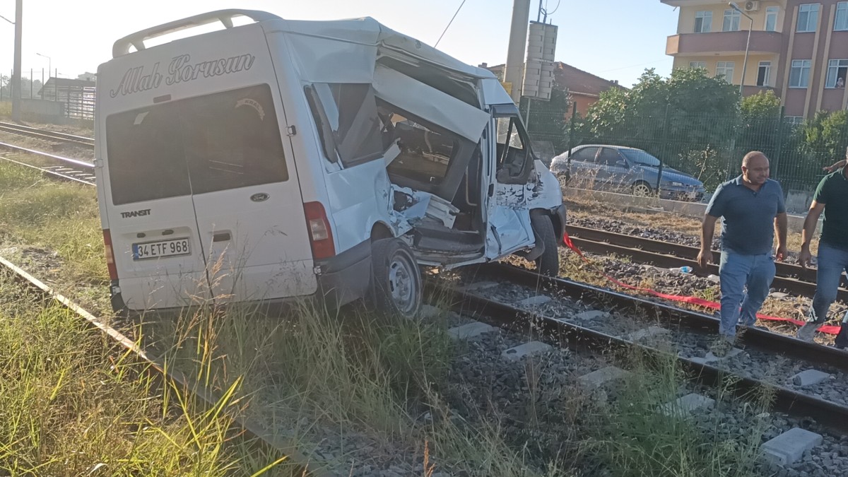 Sakarya'da yük treni hemzemin geçitte minibüse çarptı