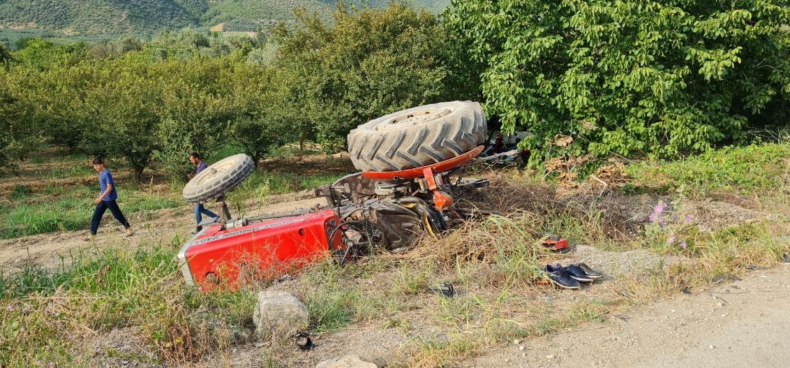 54 plakalı minibüsle traktörün çarpışması sonucu 5 kişi yaralandı