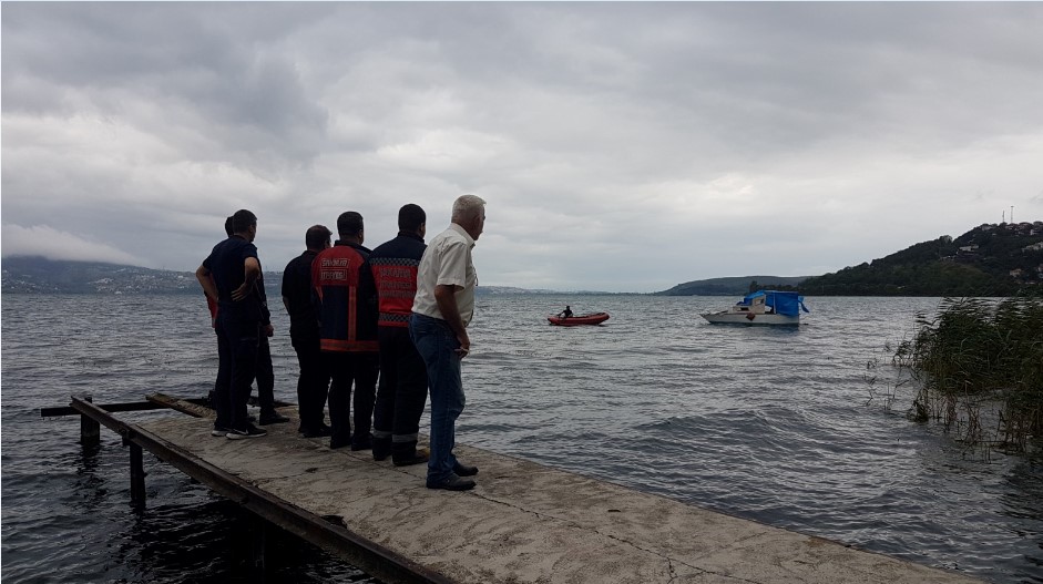 Sapanca Gölü'nde rüzgarda sürüklenen teknedeki 3 kişi kurtarıldı