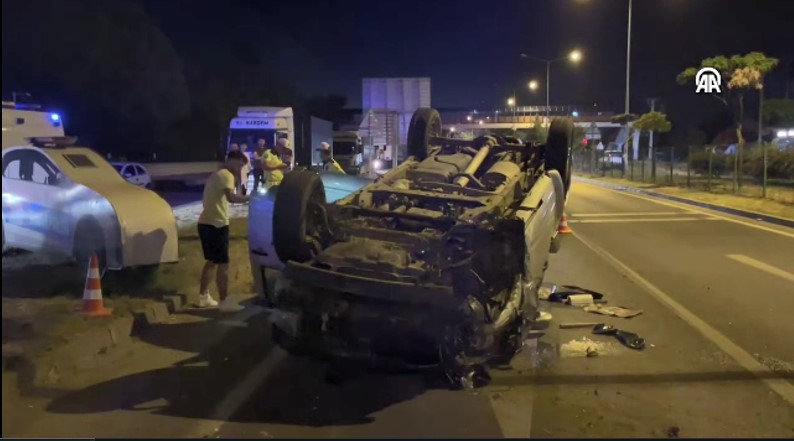  Devrilen kamyonetteki 4 kişi yaralandı