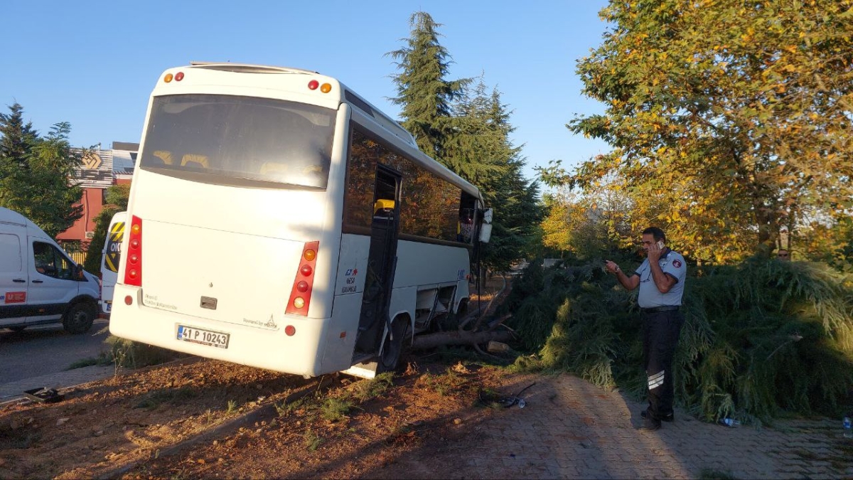 Yol kenarındaki ağaçlara çarpan işçi servisindeki 2 kişi yaralandı