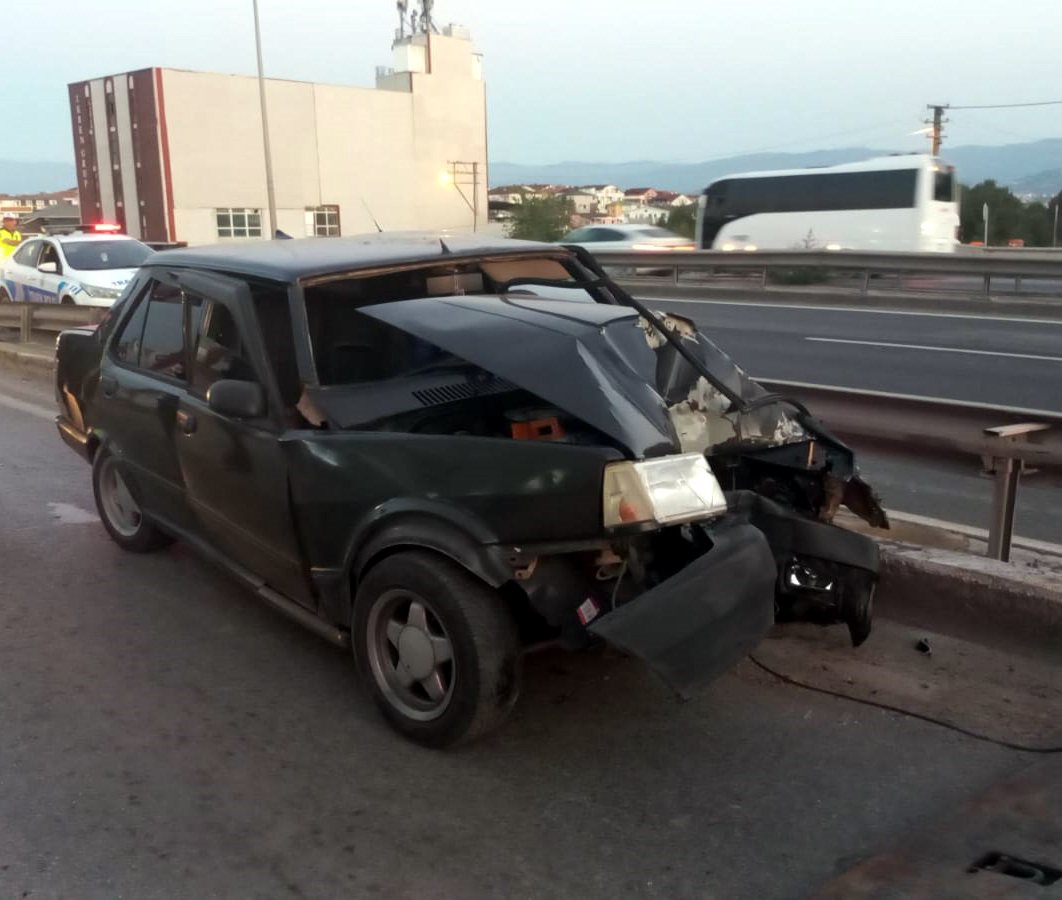 Bariyere çarpan otomobildeki 3 kişi yaralandı