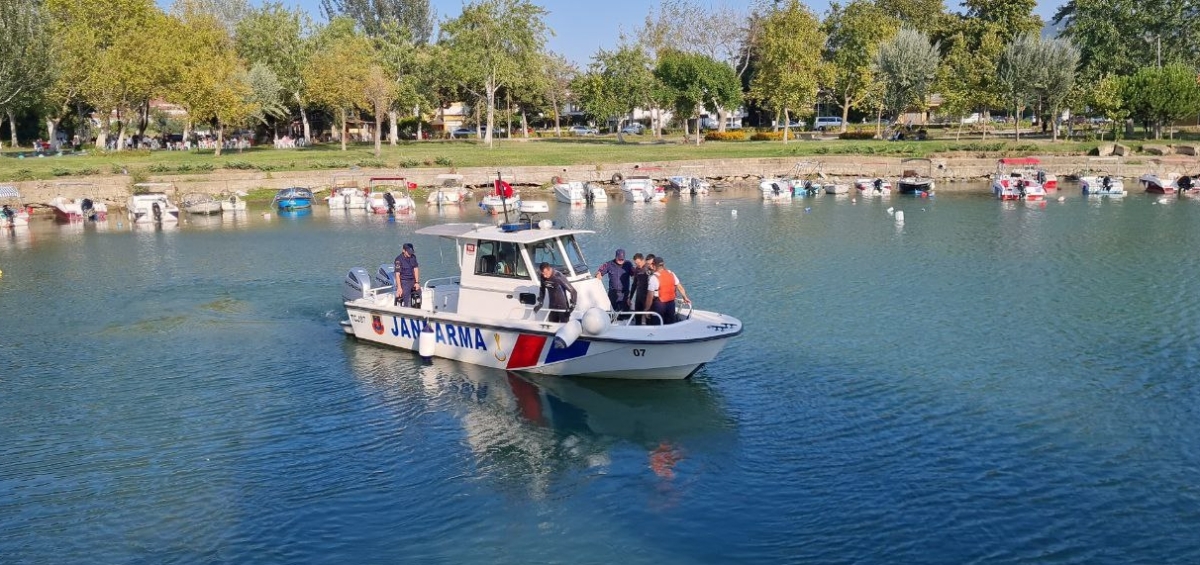 İznik Gölü'nde kaybolan kişiyi arama kurtarma çalışması başlatıldı