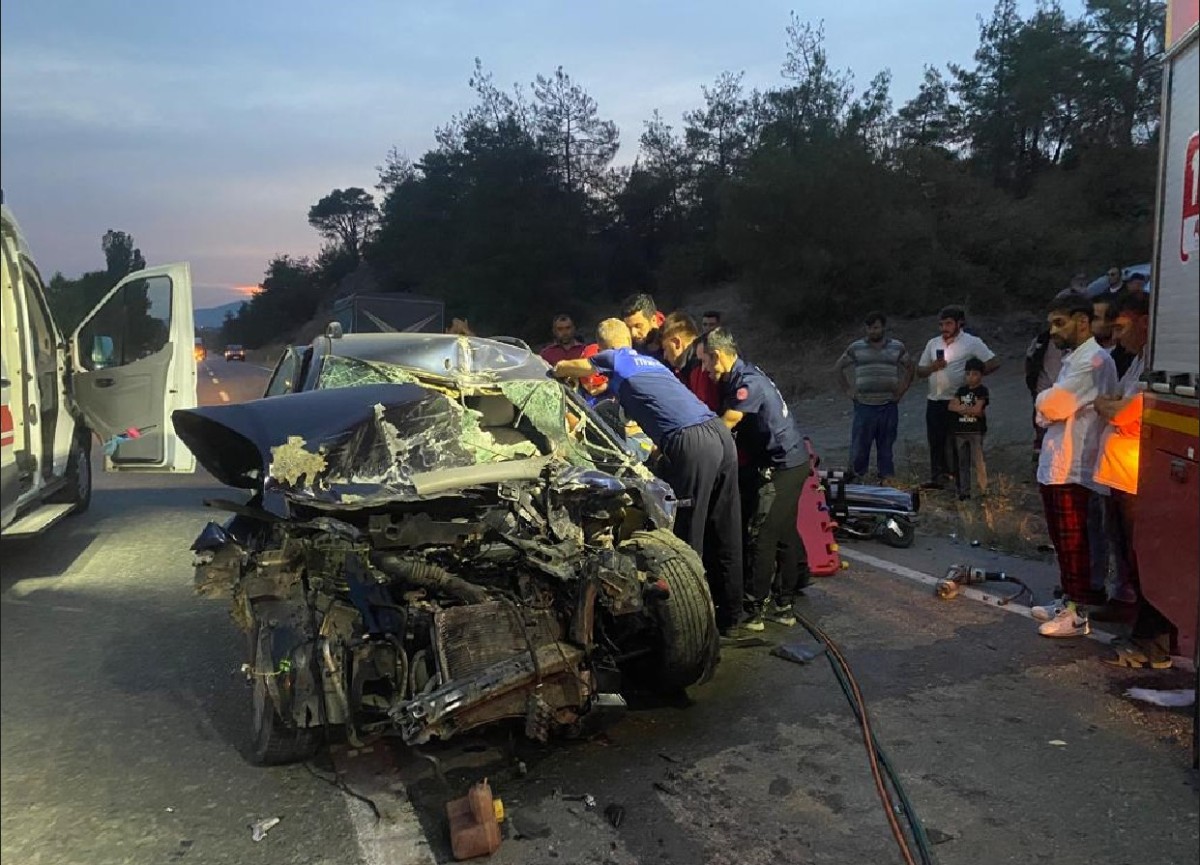 Sakarya'da kamyonete çarpan otomobilin sürücüsü yaralandı