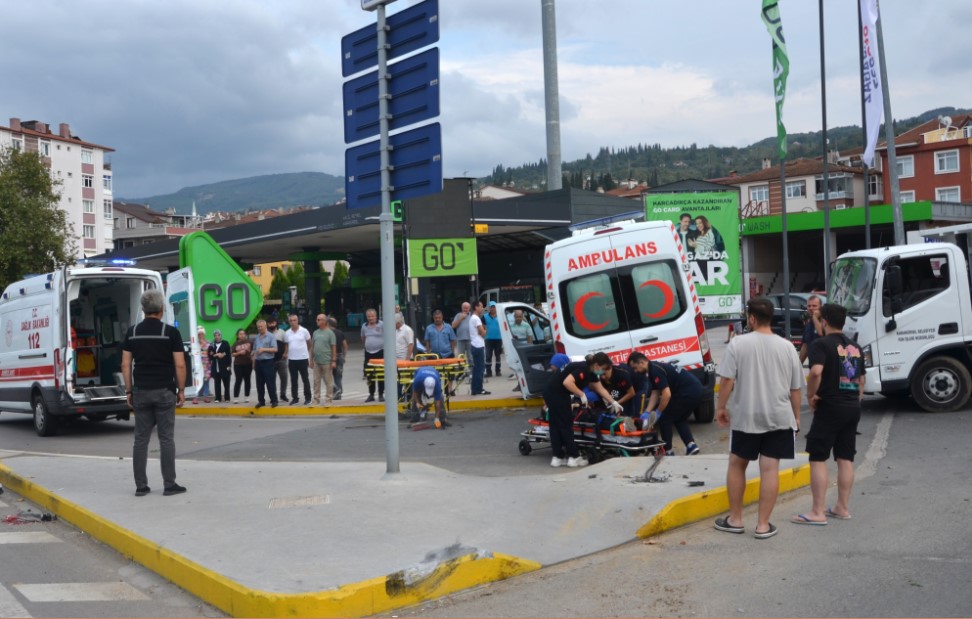Otomobille çarpışan ambulanstaki hasta ile sağlık görevlisi yaralandı