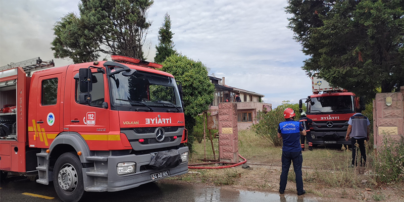 Sakarya'da 3 katlı villada yangın çıktı