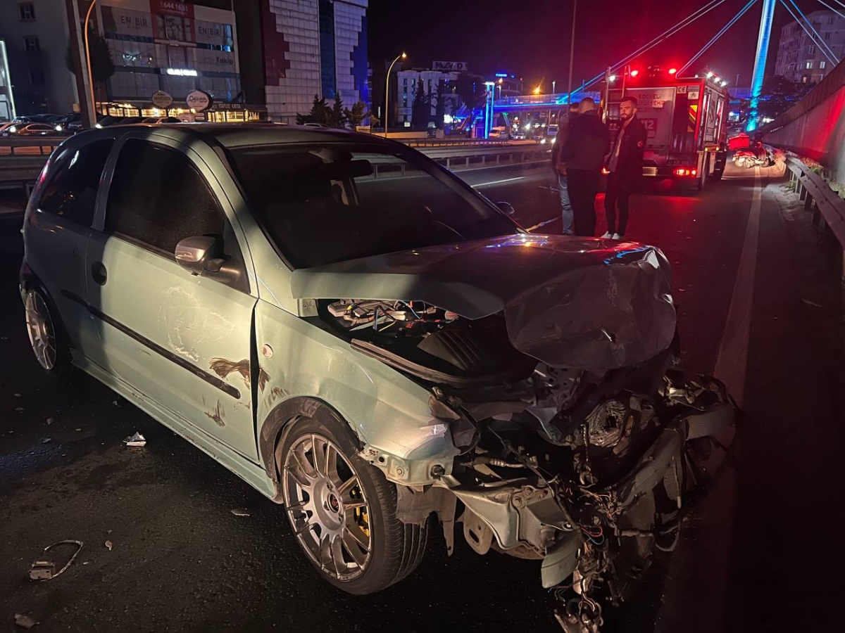 Hafif ticari araçla çarpışan otomobilin sürücüsü yaralandı