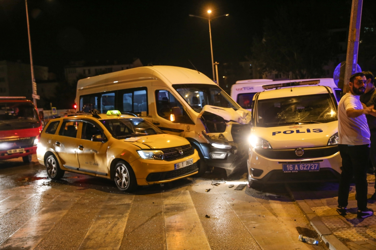 Polis aracı, taksi ve servisin karıştığı kazada 6 kişi yaralandı