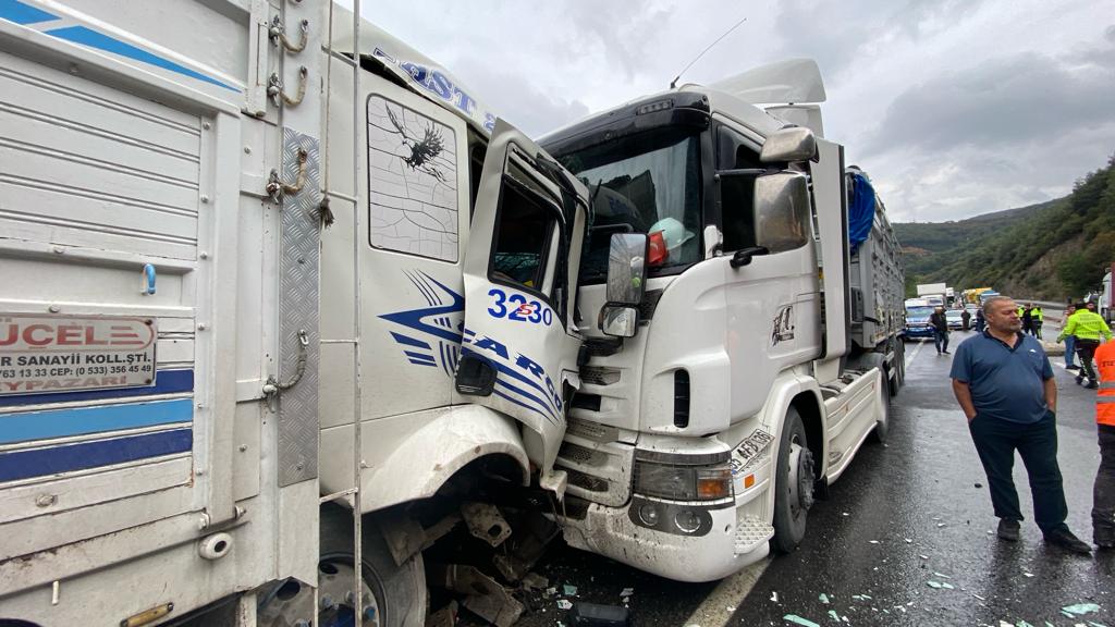 Sakarya'da trafik kazasının ardından kapanan kara yolu kontrollü olarak ulaşıma açıldı
