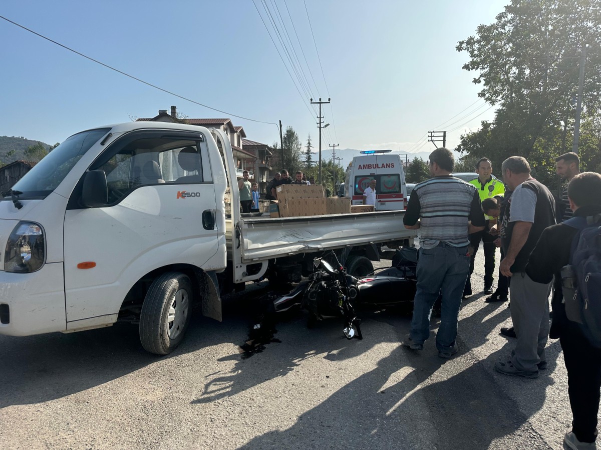 Akyazı'da kamyonetle çarpışan motosikletin sürücüsü yaralandı