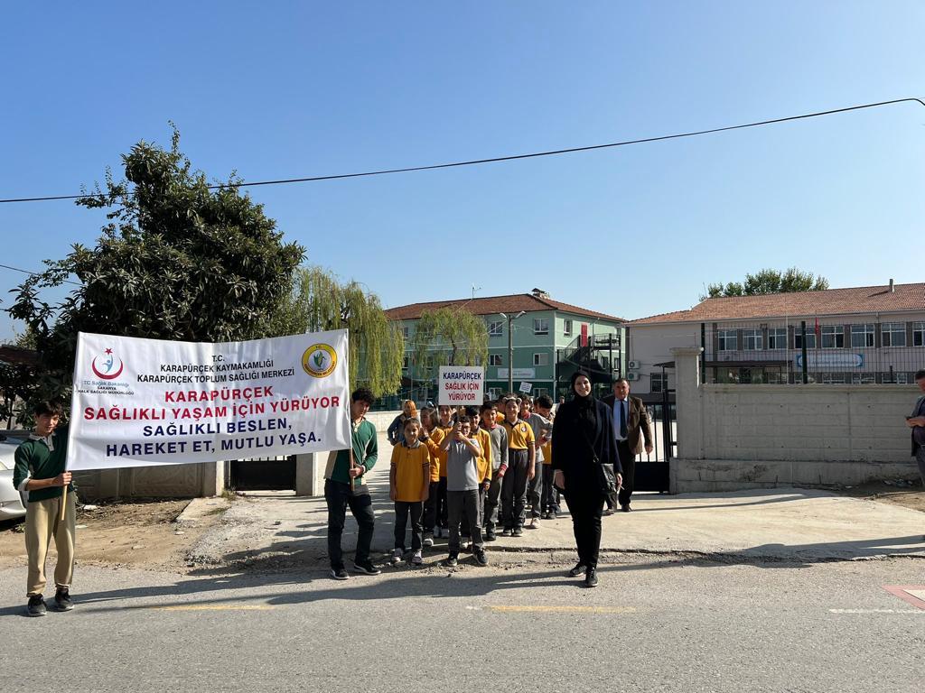 Karapürçek'te ortaokul öğrencileri sağlıklı yaşam için yürüyüş yaptı