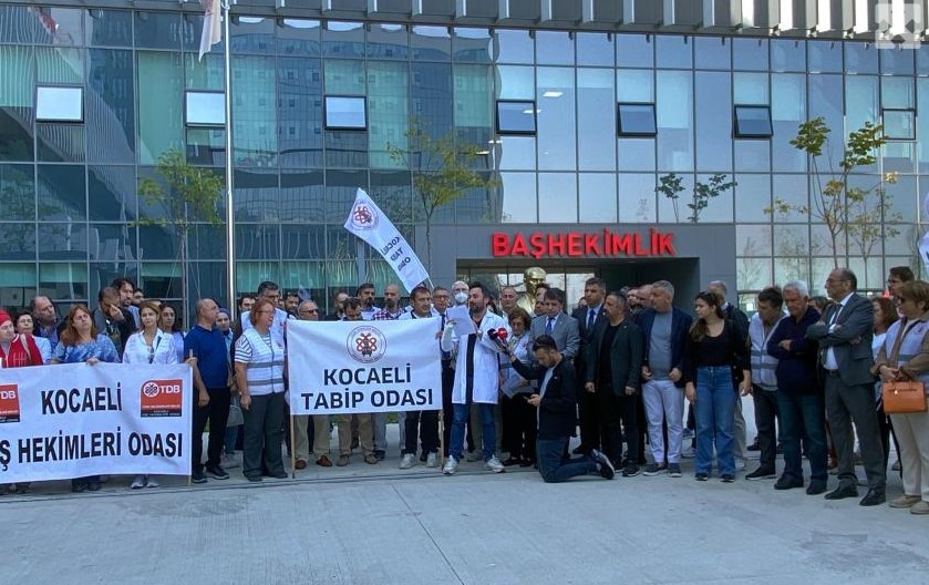 Kocaeli'de 3 doktorun darbedilmesi protesto edildi