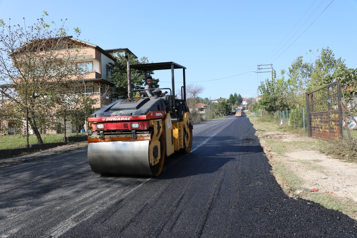 Akyazı ve Ferizli'de asfaltlanan sokaklar yeni görünümüne kavuşuyor