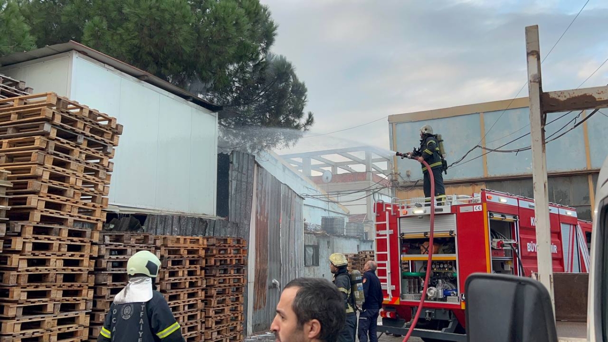 Palet imalathanesinde çıkan yangın söndürüldü