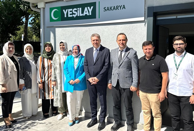 Milletvekili Ertuğrul Kocacık'tan Yeşilay Sakarya Şubesine destek ziyareti