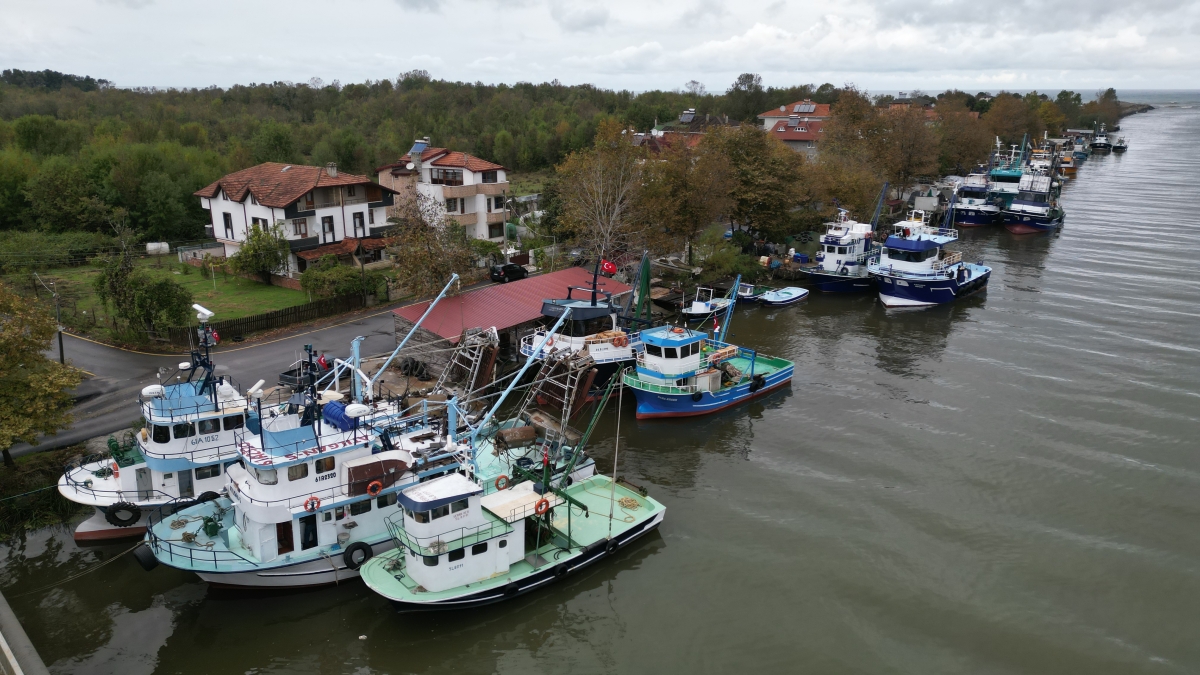 Sakarya'da ters dalga nedeniyle iki balıkçı teknesi battı