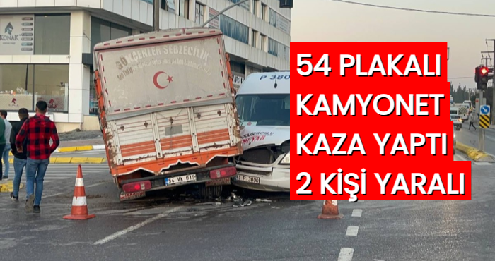 54 plakalı kamyonet ile işçi servisinin çarpıştığı kazada 2 kişi yaralandı