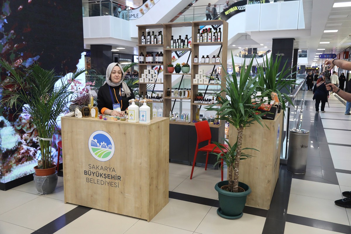 Sakarya'da belediye ürünleri alışveriş merkezindeki stantta tüketiciyle buluştu