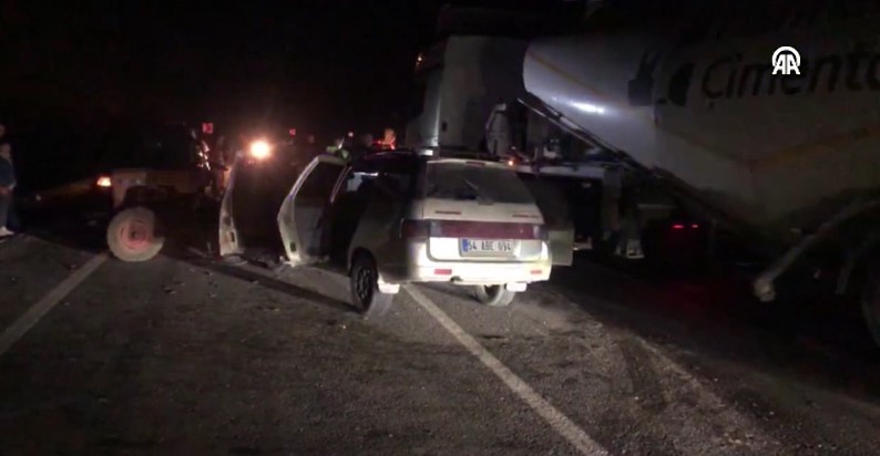 54 plakalı otomobilin traktör römorkuna çarpması sonucu 3 kişi yaralandı