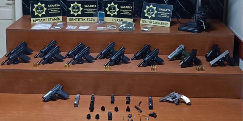 Sakarya'da Silah Kaçakçılığı ve Uyuşturucu Operasyonu