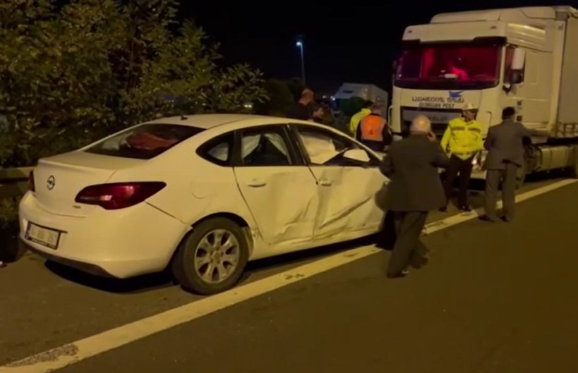 Anadolu Otoyolu'nda tır ile çarpışan otomobildeki 2 kişi yaralandı