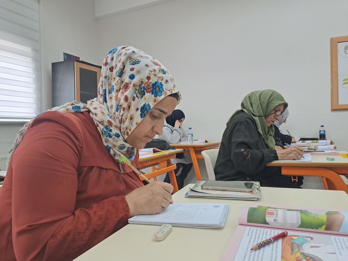 Sakarya'da okuma yazma kursuna katılan kadınlar yaşamlarını kolaylaştırıyor