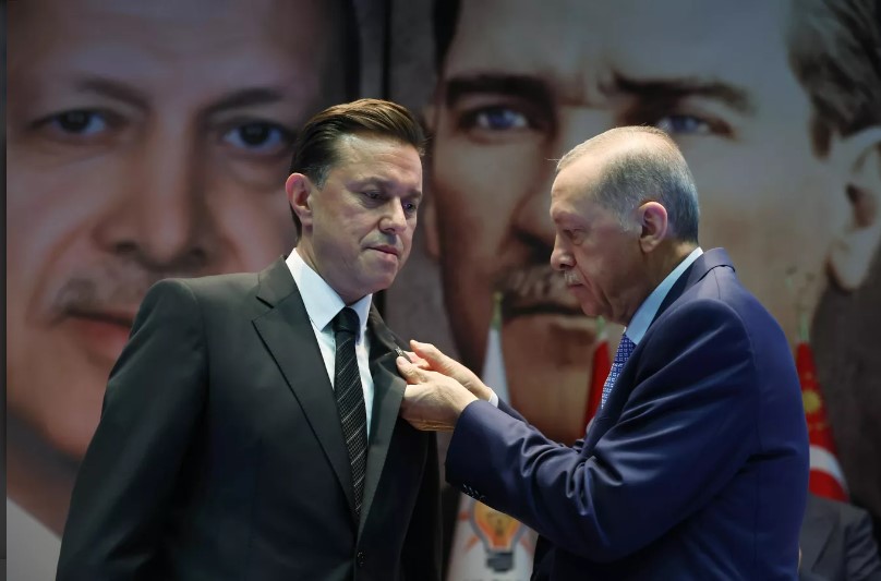 Rozetini Cumhurbaşkanı Erdoğan taktı