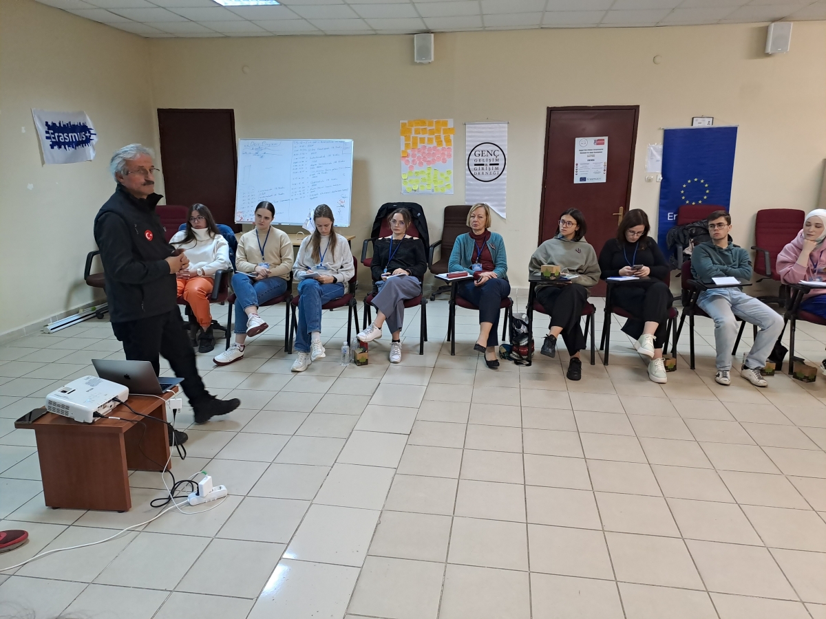 Sakarya'da yabancı öğrencilere afet farkındalık eğitimi verildi