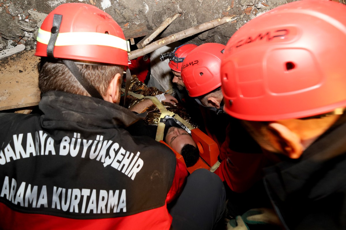 Sakarya Büyükşehir arama kurtarma ekibi şehrin kalbindeki o enkaza girdi