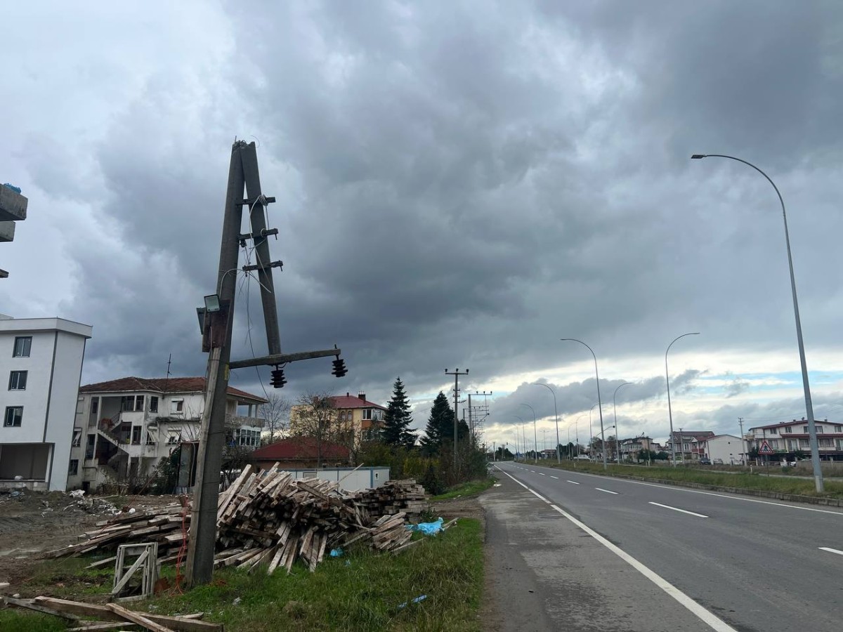 Karasu ve Kocaali'de kuvvetli rüzgar elektrik direklerini yıktı