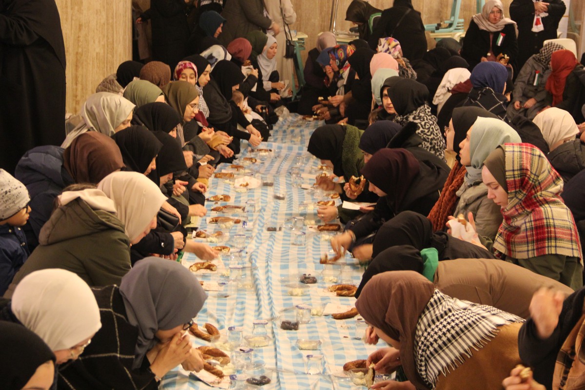 Sakarya'da Filistinlilere destek amacıyla düzenlenen programda toplu iftar yapıldı