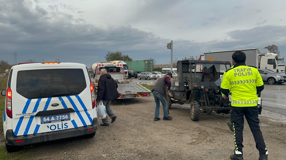 Akyazı'da kamyonla çarpışan tarım aracındaki çift yaralandı