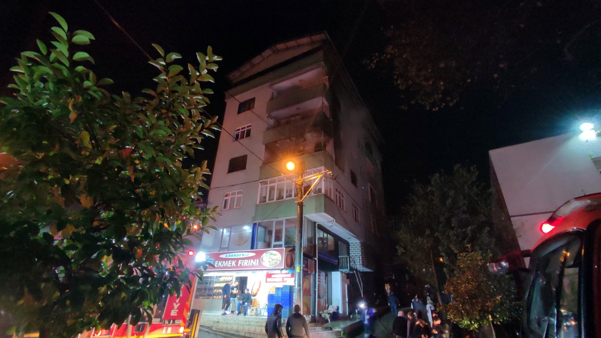 Sakarya'da 5 katlı binanın 3. katında yangın çıktı