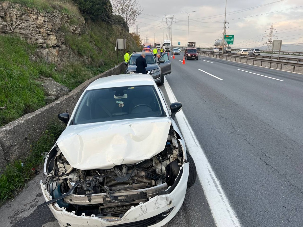 Anadolu Otoyolu'nda 4 otomobilin karıştığı zincirleme kaza ulaşımı aksattı