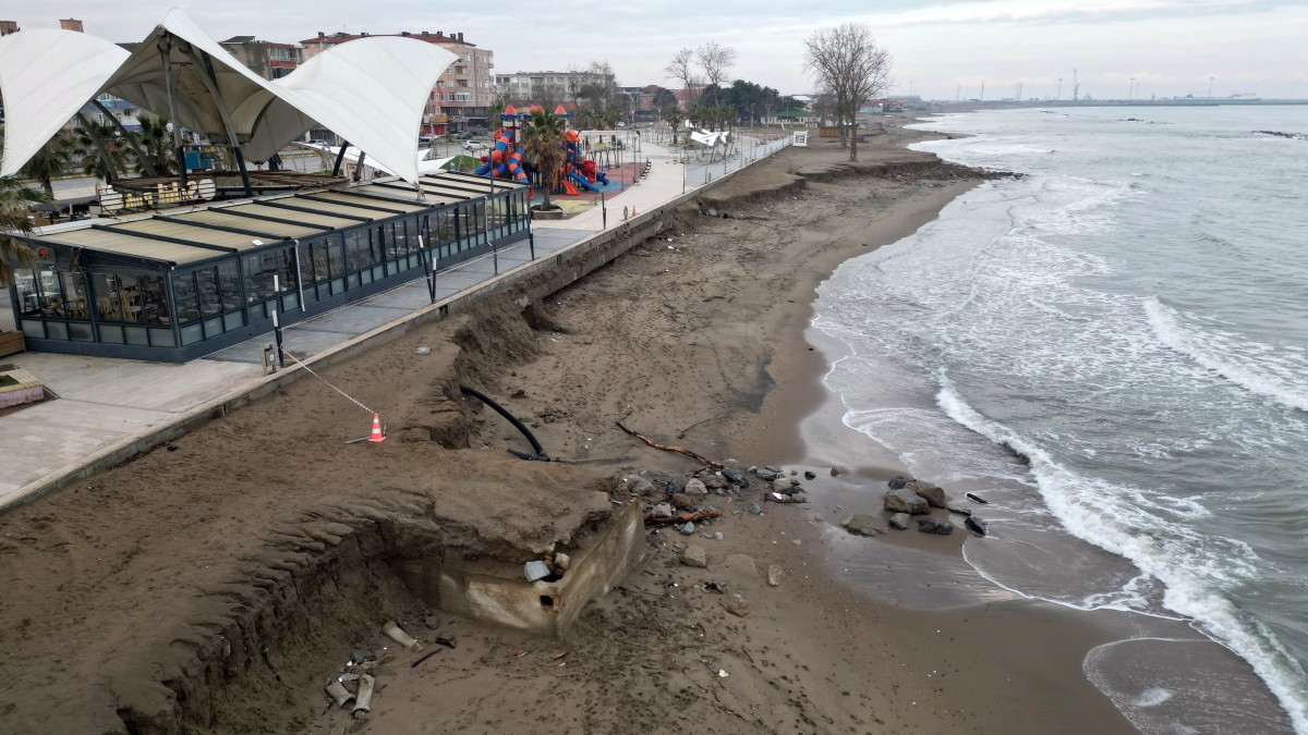 Karasu sahilinde görülen kıyı erozyonu etkisini arttırdı