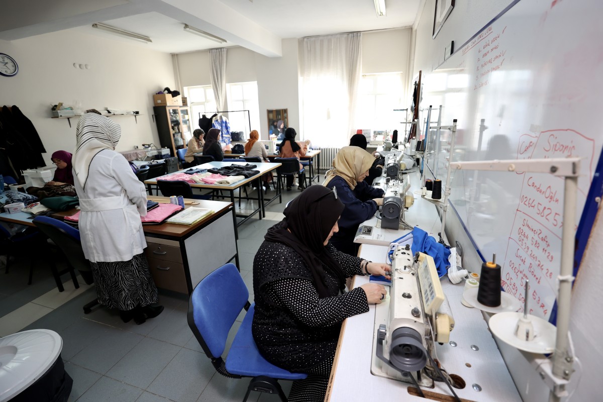 Kursiyerler Gazze'deki kadın ve çocuklar için dikiş makinesinin başına geçti