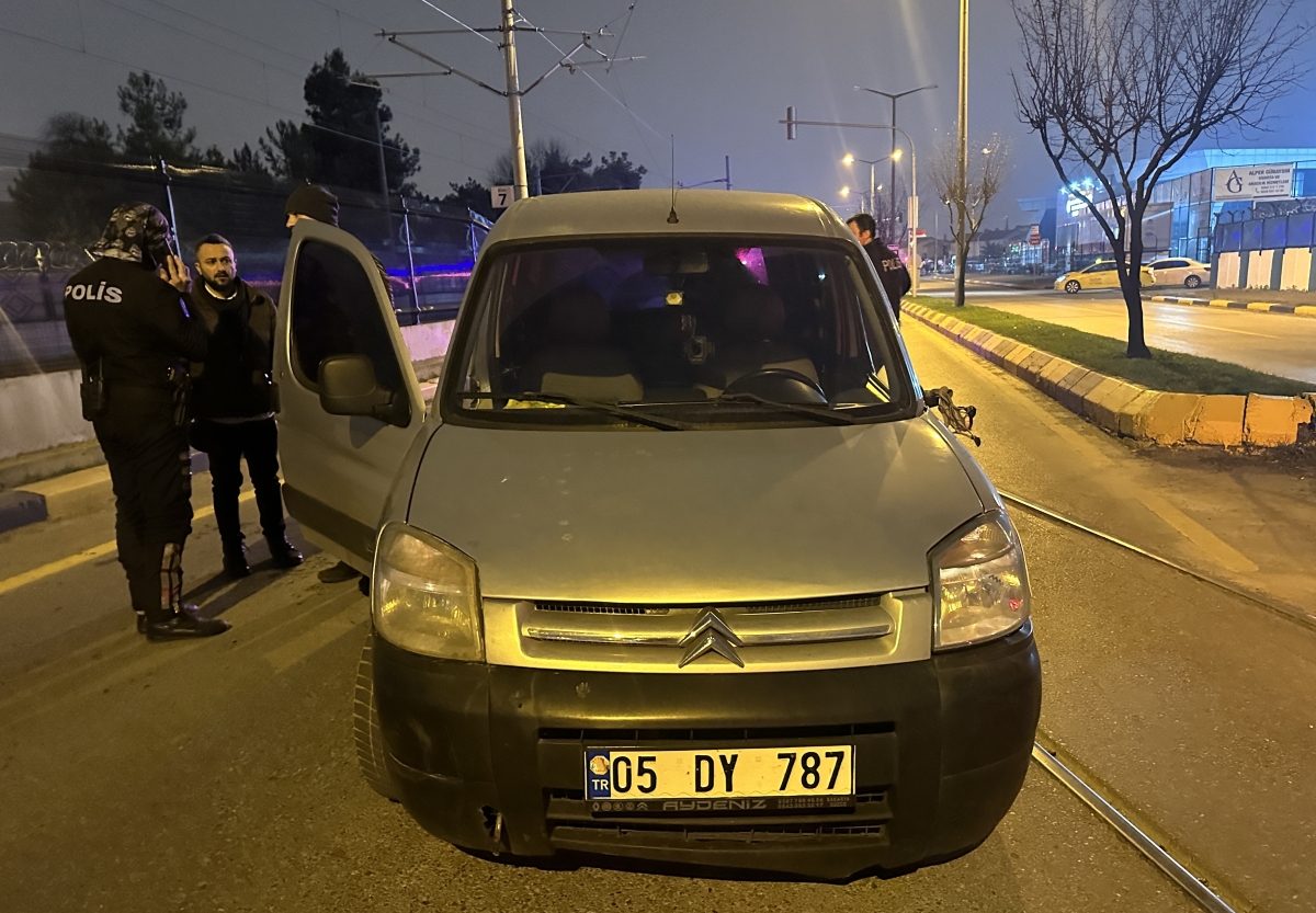 Sakarya'da hafif ticari araçla çarpışan 2 motosikletteki 4 yunus polisi hafif yaralandı