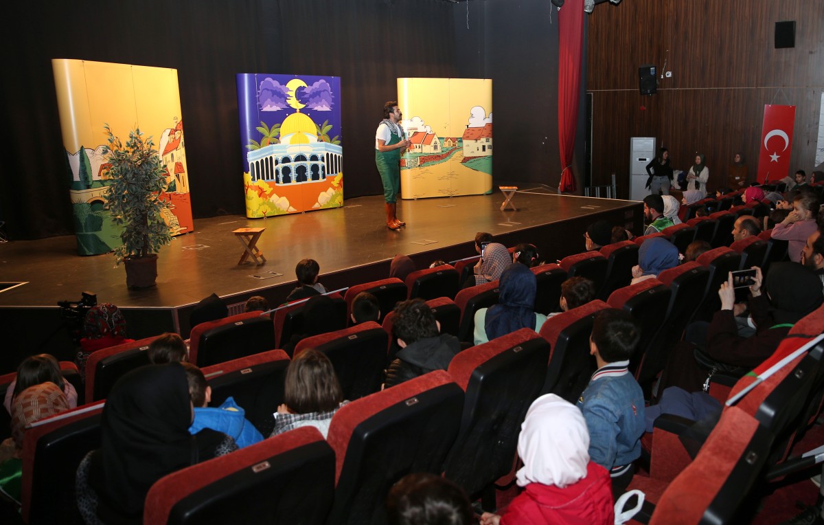 Filistin'de yaşananlar çocuklara tiyatro oyunuyla anlatıldı
