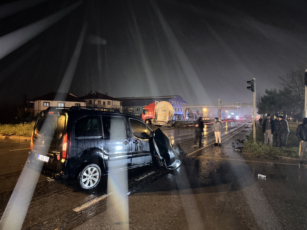 Sakarya'da hafif ticari aracın tırla çarpıştığı kazada 2 kişi yaralandı