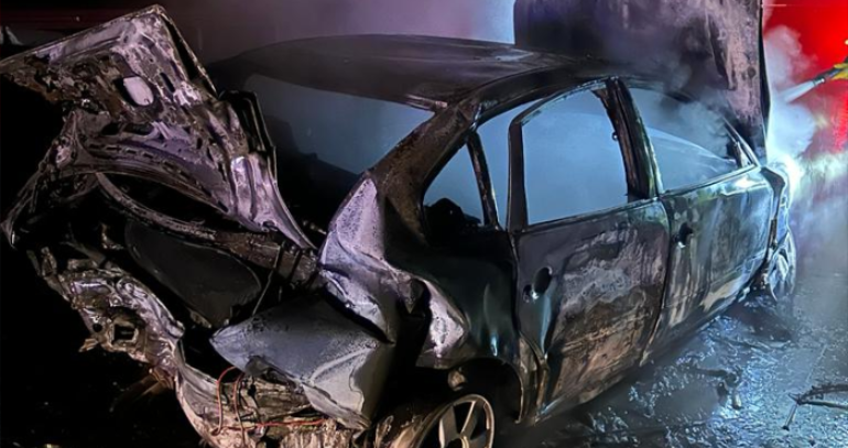 Çarpışan iki otomobilden birinin alev aldığı kazada 7 kişi yaralandı