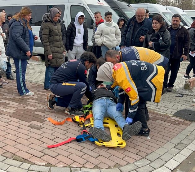 54 plakalı hafif ticari araçla çarpışan motosikletin sürücüsü yaralandı