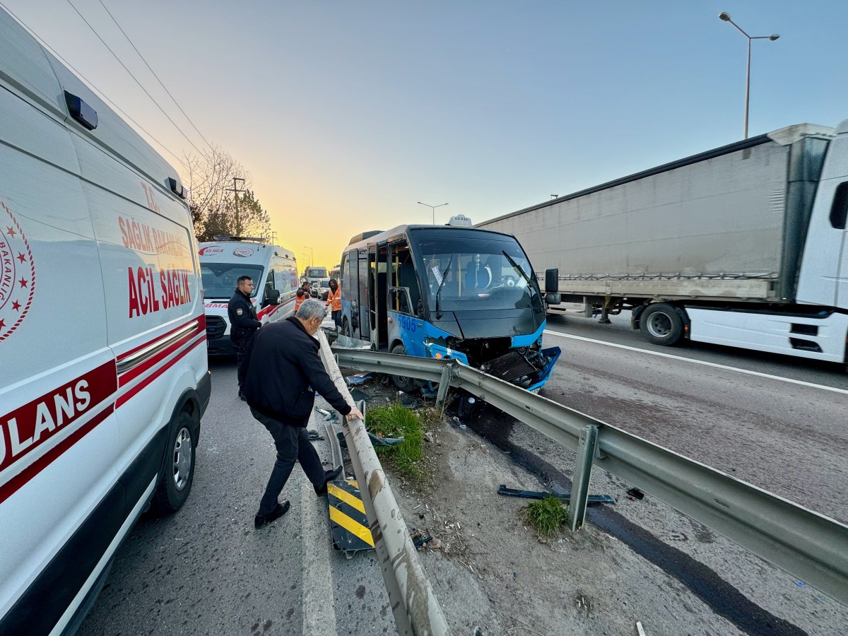 Bariyere çarpan minibüsteki 15 yolcu yaralandı