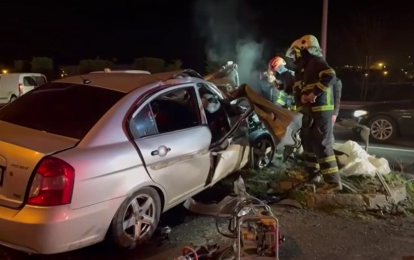 Bariyere çarpan otomobildeki 2 kişi yaralandı